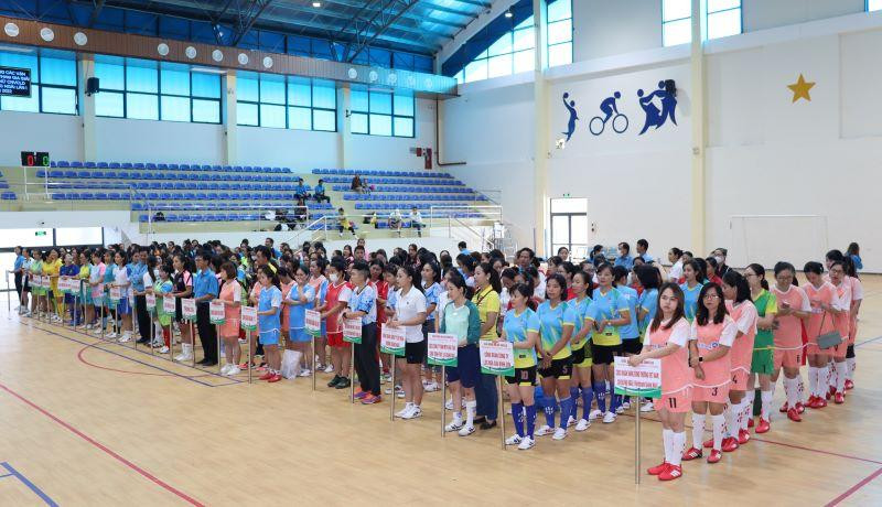 Giải bóng đá nữ công nhân viên chức lao động tỉnh Quảng Ngãi lần thứ I-năm 2022 thu hút 21 đội bóng với gần 250 vận động viên. 