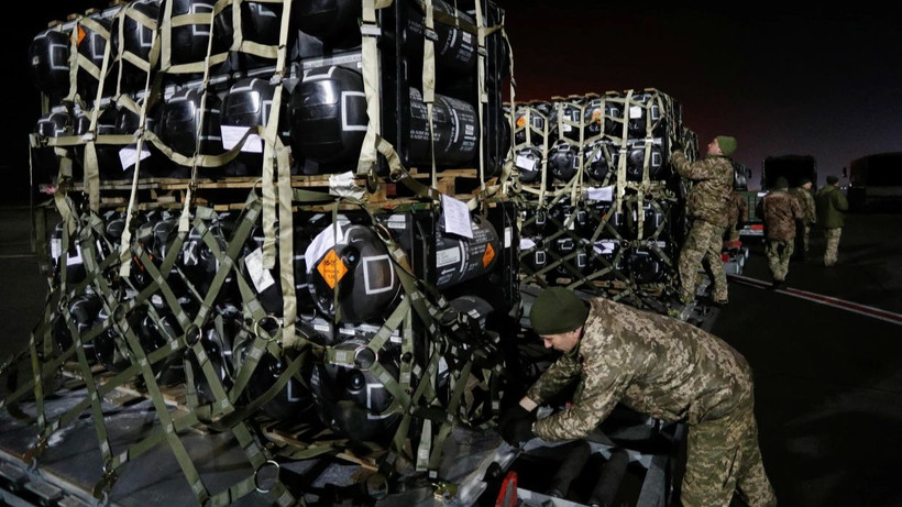 Tên lửa chống tăng Javelin của Ukraine do Mỹ viện trợ tại Sân bay quốc tế Boryspil ở Kiev, 2/2022. Ảnh | Valentyn Ogirenko/Reuters