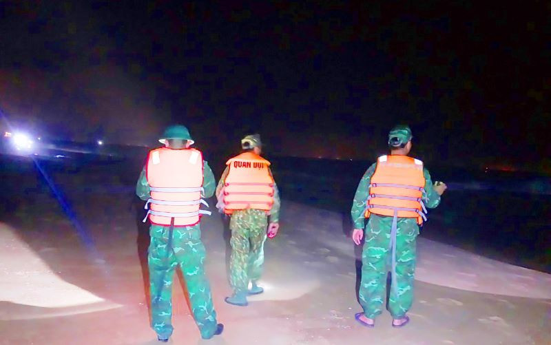 Cán bộ, chiến sĩ Đồn biên phòng Bình Minh triển khai tìm kiếm ngay từ đêm qua đến nay, nhưng chưa tìm thấy nạn nhân. (Ảnh: BP)