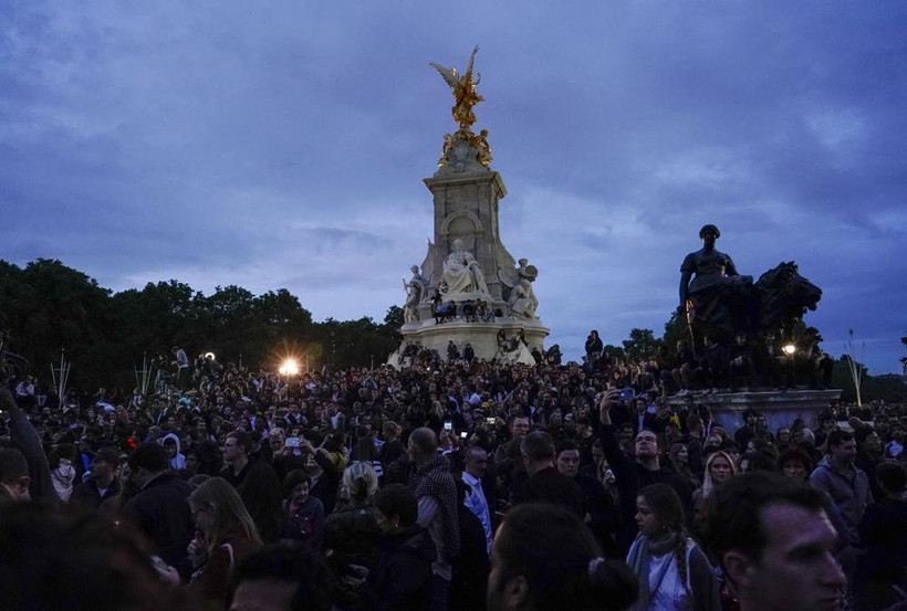 Khung cảnh bên ngoài Cung điện Buckingham sau khi Nữ hoàng băng hà. (Ảnh: Reuters)