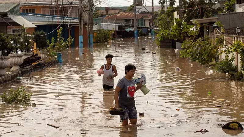 Tình trạng ngập úng tại San Miguel, tỉnh Bulacan, Philippines, ngày 26/9/2022, sau khi siêu bão Noru đi qua. Ảnh: Reuters