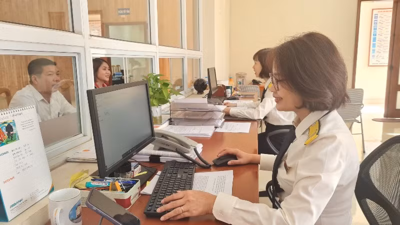 Cán bộ Cục thuế Vĩnh Phúc hướng dẫn các doanh nghiệp nộp thuế.