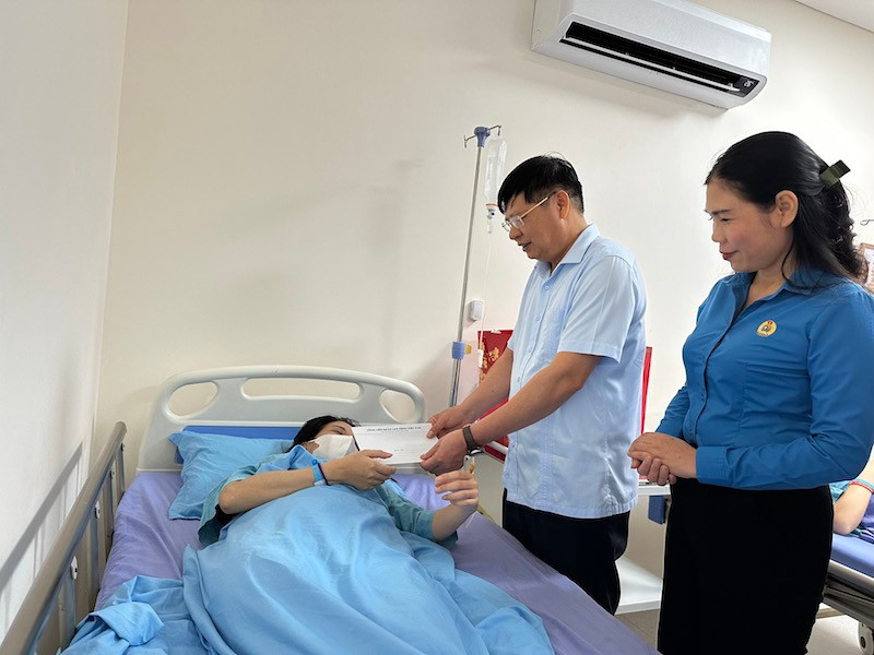 Lãnh đạo tổ chức Công đoàn thăm hỏi công nhân bị ngộ độc thực phẩm.