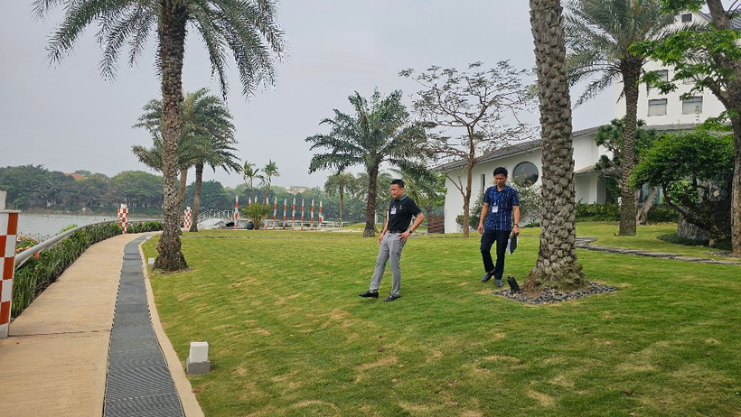 Cán bộ phường Đống Đa kiểm tra khu đất của Công ty cổ phần tập đoàn sản xuất ống thép Việt Đức.