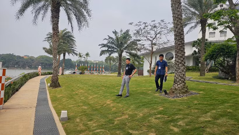 Cán bộ phường Đống Đa kiểm tra khu đất của Công ty cổ phần tập đoàn sản xuất ống thép Việt Đức.