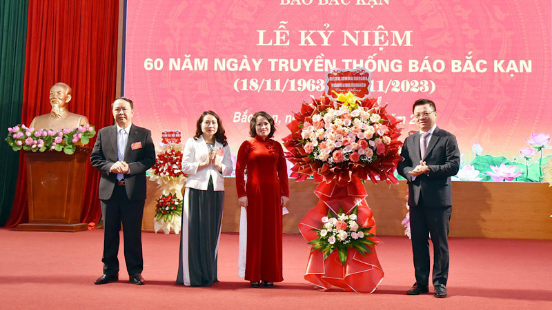 Đồng chí Lê Quốc Minh, Ủy viên Trung ương Đảng, Tổng Biên tập Báo Nhân Dân, Phó Trưởng Ban Tuyên giáo Trung ương, Chủ tịch Hội Nhà báo Việt Nam tặng hoa chúc mừng Báo Bắc Kạn. (Ảnh: QUÝ ĐÔN)