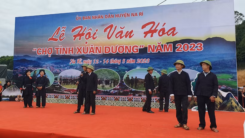 Trình diễn hát Sli trong lễ khai mạc Chợ tình Xuân Dương.