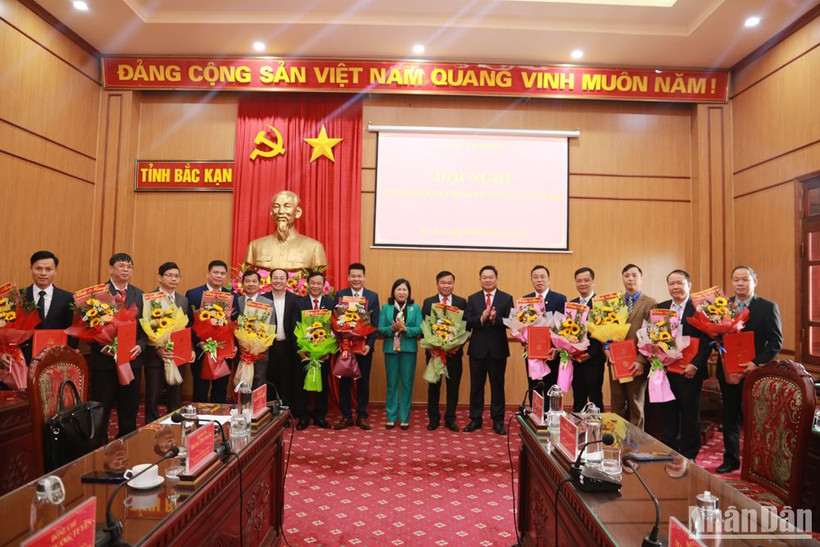 Thường trực Tỉnh ủy Bắc Kạn tặng hoa chúc mừng các cán bộ nhận nhiệm vụ mới. 