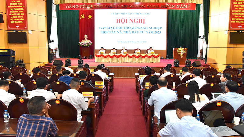 Lãnh đạo tỉnh Bắc Kạn lắng nghe các ý kiến của doanh nghiệp. (Ảnh: TUẤN SƠN)