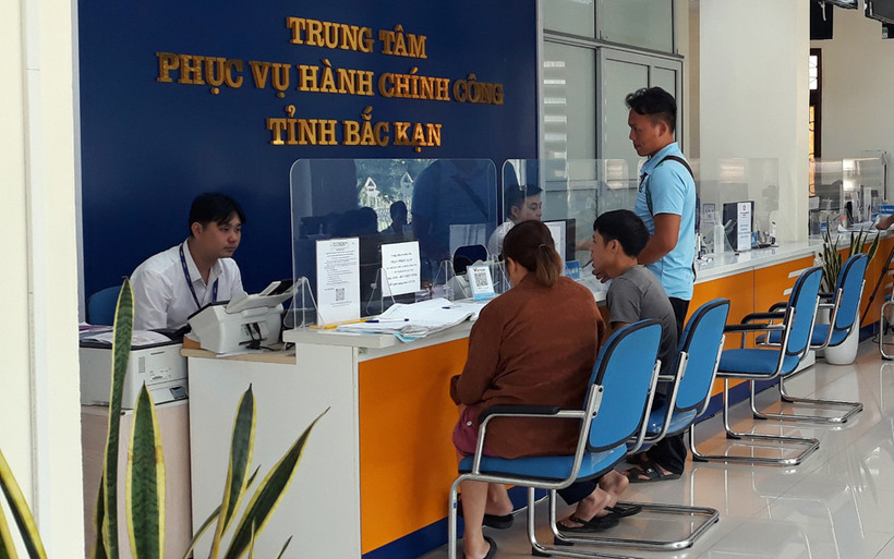 Hoạt động tại Trung tâm phục vụ hành chính công tỉnh Bắc Kạn. (Ảnh: Hương Dịu)