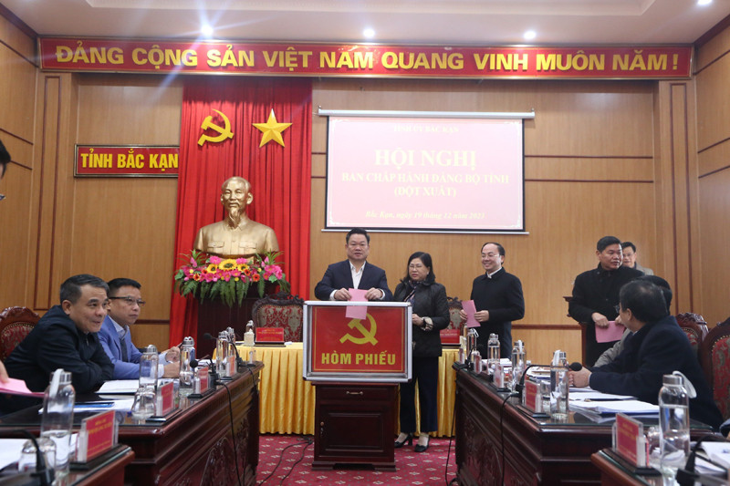 Các đại biểu tiến hành bỏ phiếu tại hội nghị. (Ảnh: TUẤN SƠN)