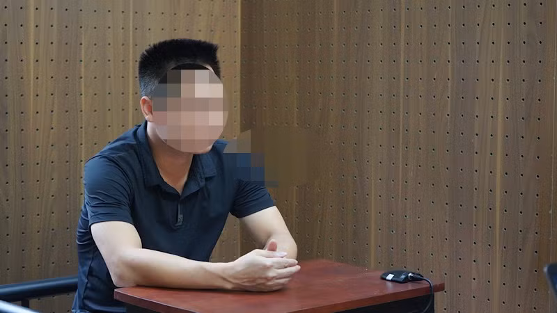 Đối tượng cầm đầu Phạm Văn Dòng tại cơ quan điều tra. (Ảnh: THUỲ DƯƠNG). 