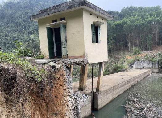 Tường cánh hồ bị hư hỏng nặng.