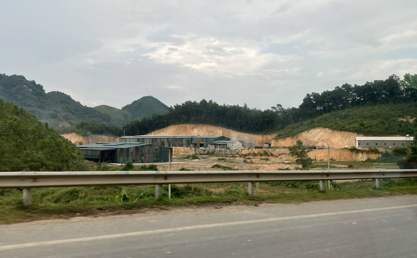 Một nhà xưởng “mọc” trái phép trên đất lâm nghiệp ở Quảng Chu.