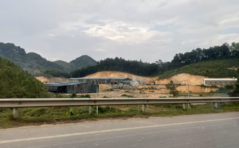 Một nhà xưởng “mọc” trái phép trên đất lâm nghiệp ở Quảng Chu.