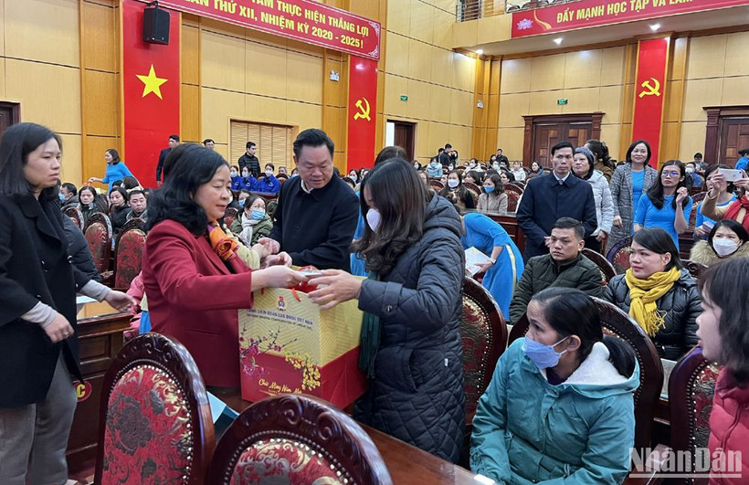 Đồng chí Bùi Thị Minh Hoài trao quà Tết tặng đoàn viên công đoàn có hoàn cảnh khó khăn của thành phố Bắc Kạn.