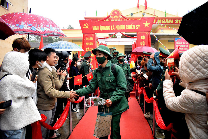 Các tân binh huyện Ngân Sơn lên đường nhập ngũ.