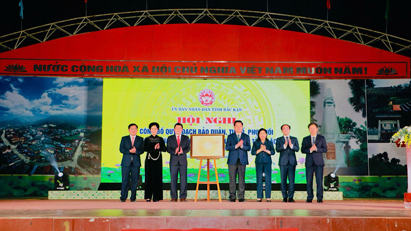 Lãnh đạo tỉnh Bắc Kạn và huyện Chợ Đồn công bố Quyết định của Thủ tướng Chính phủ phê duyệt quy hoạch. (Ảnh: NÔNG VUI)