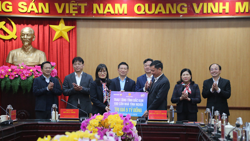 Bộ trưởng Hồ Đức Phớc và lãnh đạo tỉnh Bắc Kạn chứng kiến trao hỗ trợ an sinh xã hội. (Ảnh: TUẤN SƠN). 