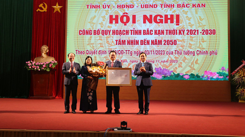 Phó Thủ tướng Chính phủ Trần Hồng Hà trao quyết định phê duyệt Quy hoạch tỉnh cho lãnh đạo tỉnh Bắc Kạn. (Ảnh: CÔNG LUẬN)