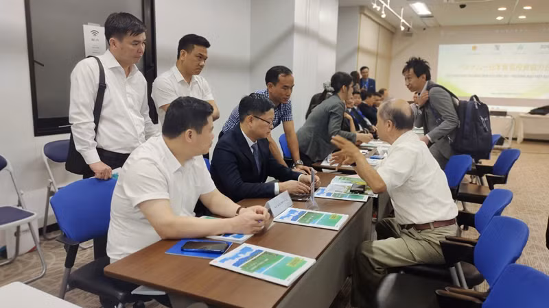 Lãnh đạo tỉnh Bắc Kạn giới thiệu với các nhà đầu tư tại Tokyo (Nhật Bản) về tiềm năng của tỉnh. (Ảnh: PHƯƠNG THẢO)