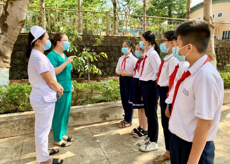 Nhân viên y tế phường Hoa Lư (TP. Pleiku, Gia Lai) tuyên truyền về phòng, chống dịch Covid-19 cho các em học sinh. (Ảnh: Như Nguyện) 