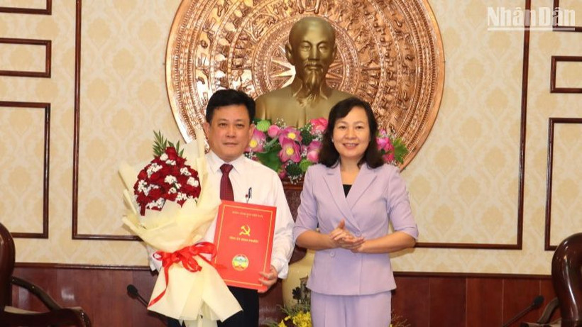 Phó Bí thư Thường trực Tỉnh ủy, Chủ tịch Hội đồng nhân dân tỉnh Bình Phước Huỳnh Thị Hằng trao Quyết định bổ nhiệm Chánh Văn phòng Tỉnh ủy cho đồng chí Đặng Hà Giang.