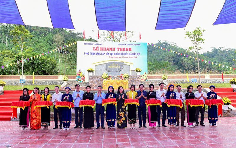 Các đại biểu cắt băng khánh thành công trình nâng cấp, tôn tạo di tích Bộ Quốc gia Giáo dục.