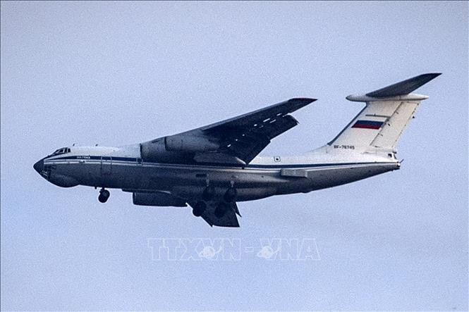 Máy bay vận tải Ilyushin IL-76 bay trên không phận gần thành phố Qamishli, tỉnh Hasakah, Đông Bắc Syria. (Ảnh minh họa: AFP/TTXVN)