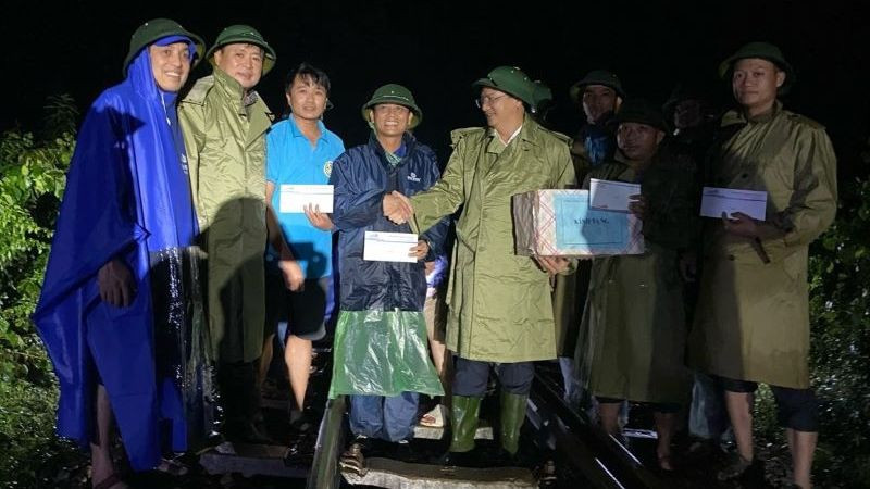 Phó Tổng Giám đốc Tổng Công ty Đường sắt Việt Nam Trần Anh Tuấn trực tiếp có mặt tại hiện trường, chỉ đạo các lực lượng khắc phục sự cố, động viên công nhân, người lao động nỗ lực thông đường trong thời gian sớm nhất.