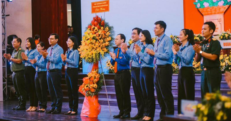Đại diện lãnh đạo Thành ủy Thành phố Hồ Chí Minh tặng hoa chúc mừng Đại hội đại biểu Đoàn Thanh niên Cộng sản Hồ Chí Minh Thành phố Hồ Chí Minh lần thứ 11, nhiệm kỳ 2022-2027.