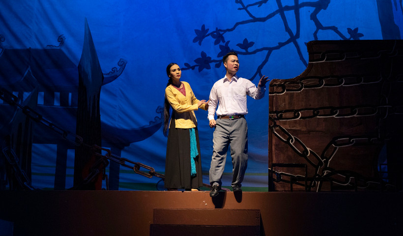 Công tác định hướng, chỉ đạo nghệ thuật, tổng đạo diễn có vai trò vô cùng quan trọng đối với đơn vị nghệ thuật biểu diễn chuyên nghiệp. Trong ảnh: Cảnh trong vở “Kỳ Đồng Nguyễn Văn Cẩm”-Nhà hát Chèo Thái Bình. (Ảnh: Nguyễn Hoàng). 