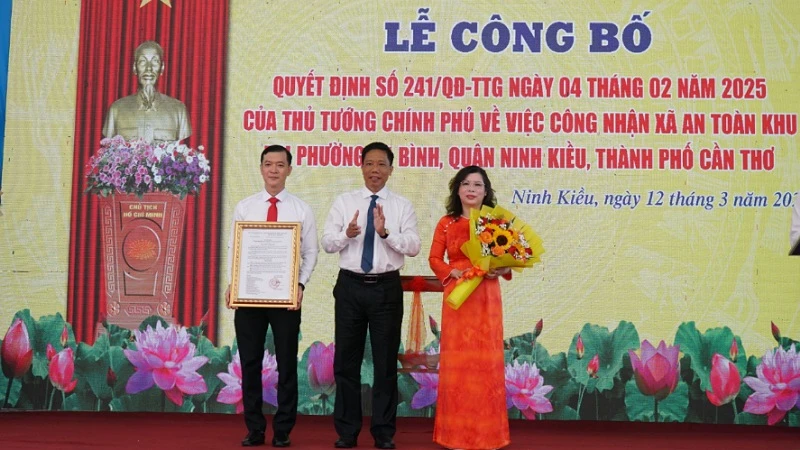 Lãnh đạo thành phố trao quyết định cho lãnh đạo phường An Bình. (Ảnh: ANH DŨNG)