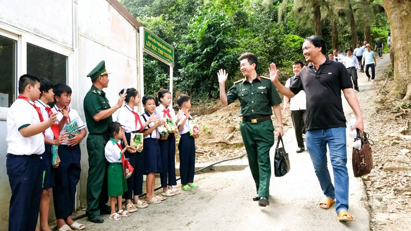 Thầy và trò lớp học tình thương trên đảo Hòn Chuối đón Đoàn đại biểu.