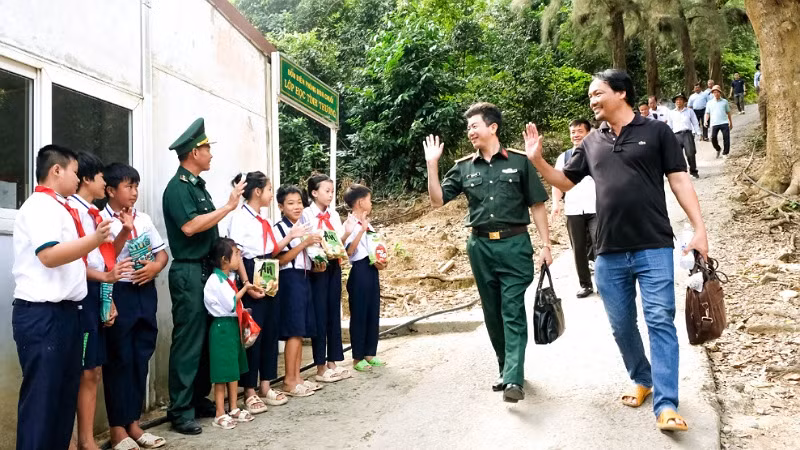 Thầy và trò lớp học tình thương trên đảo Hòn Chuối đón Đoàn đại biểu.