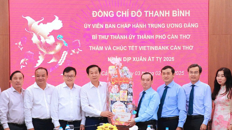 Lãnh đạo Thành ủy Cần Thơ gửi quà mừng năm mới đến Vietinbank, chi nhánh Cần Thơ.