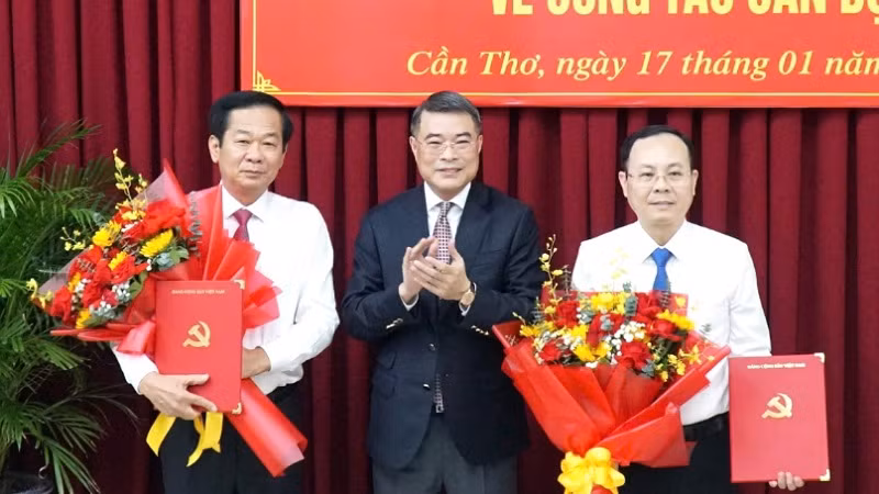 Đồng chí Lê Minh Hưng trao quyết định cho 2 đồng chí Đỗ Thanh Bình (bên trái) và đồng chí Nguyễn Văn Hiếu (bên phải).