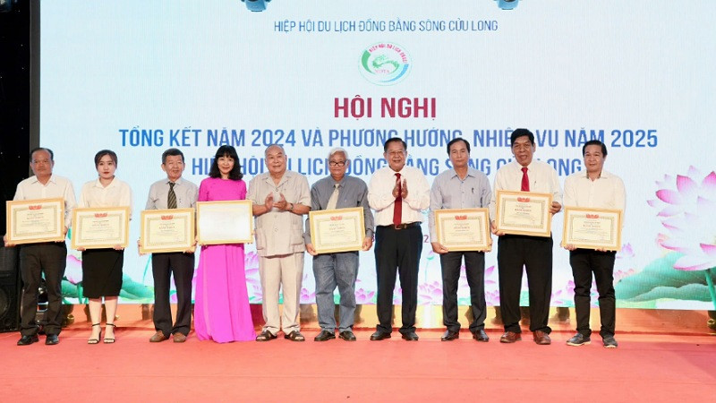 Các cá nhân, tập thể được Hiệp hội Du lịch Việt Nam tặng bằng khen.