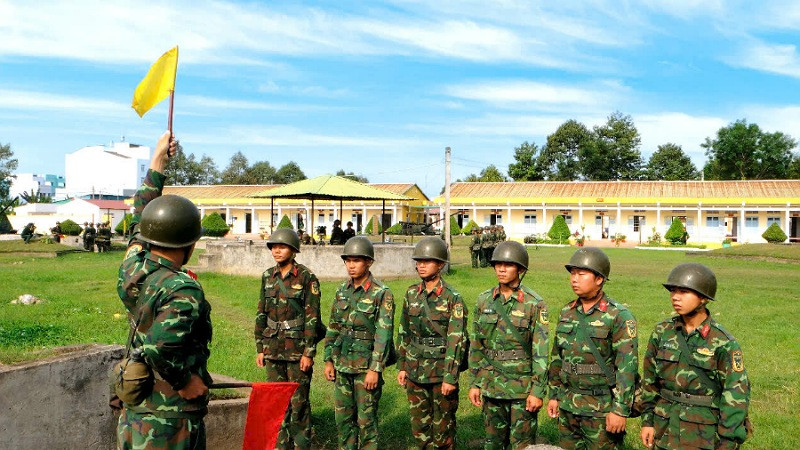 Đại đội trưởng chỉ huy luyện tập phương án chiến đấu.