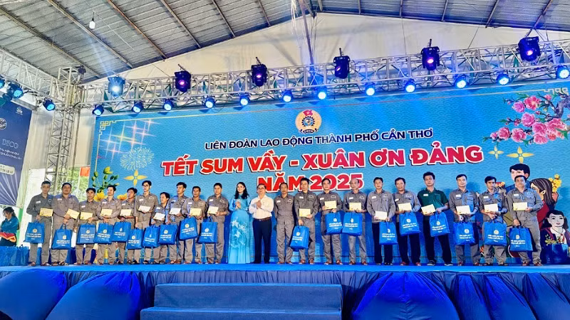 Lãnh đạo thành phố Cần Thơ tặng quà người lao động tham dự chương trình.