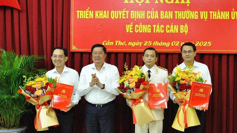 Lãnh đạo thành phố trao quyết định cho các đồng chí nhận nhiệm vụ mới.