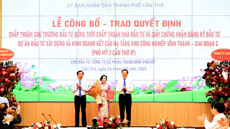 Lãnh đạo thành phố Cần Thơ trao quyết định cho chủ đầu tư dự án Khu công nghiệp Vĩnh Thạnh (giai đoạn 2).