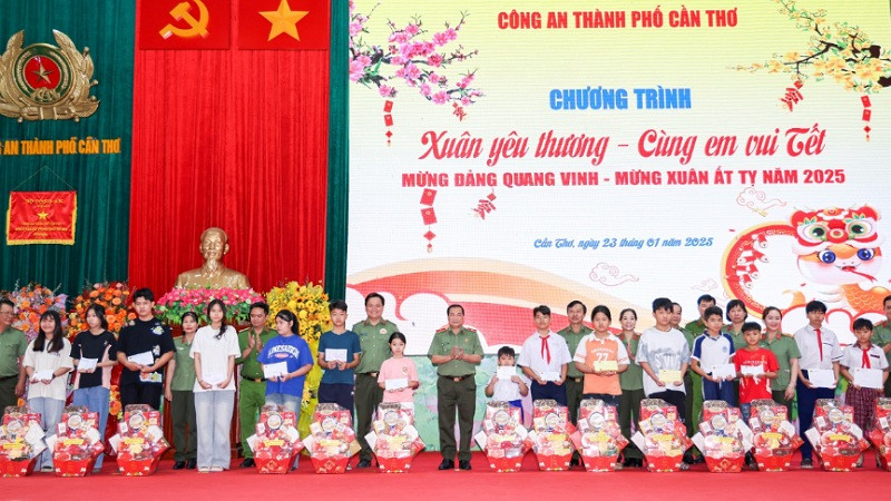 Lãnh đạo Công an thành phố Cần Thơ trao quà và học bổng cho các em thiếu nhi. 