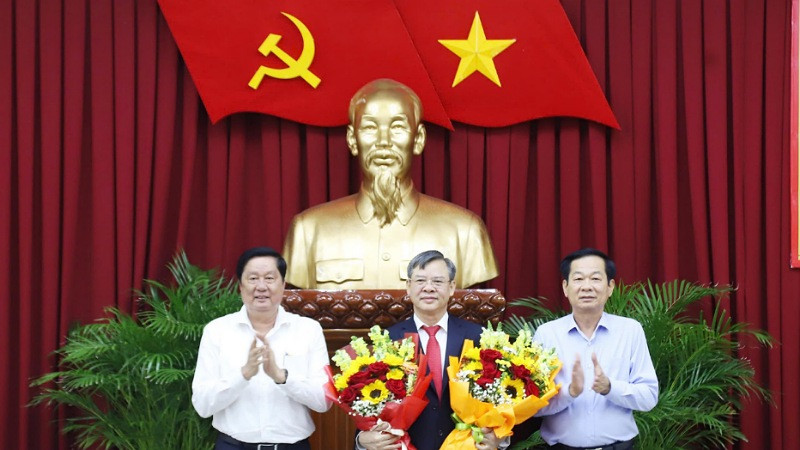 Lãnh đạo Thành ủy Cần Thơ chúc mừng đồng chí Trương Cảnh Tuyên.