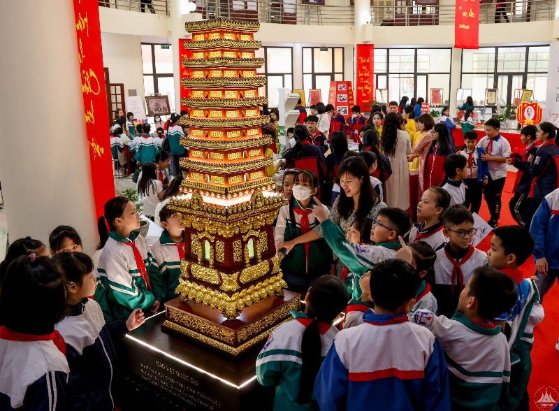 Tháp gốm men Chùa Trò (được phục dựng tỷ lệ 1:1) thu hút sự quan tâm của nhiều người.