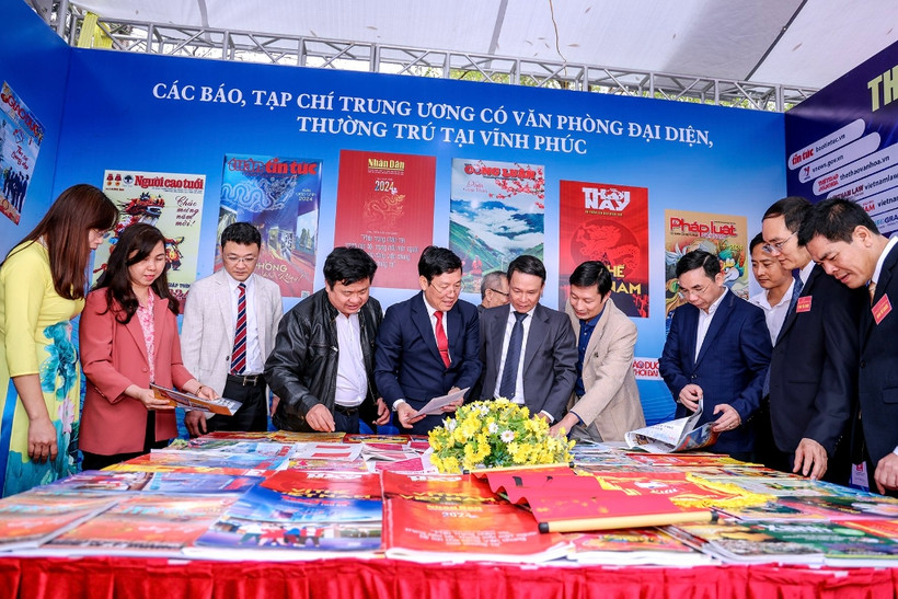 Các đại biểu thăm quan gian trưng bày báo Xuân của các cơ quan báo chí thường trú trên địa bàn tỉnh.