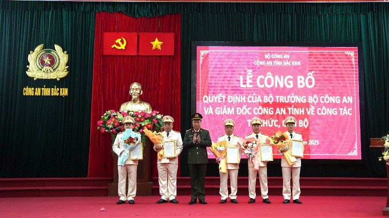 Đại tá Hà Văn Tuyên, Giám đốc Công an tỉnh trao quyết định điều động đối với các đồng chí trưởng cấp huyện, cấp phòng. (Ảnh: THÙY DƯƠNG)