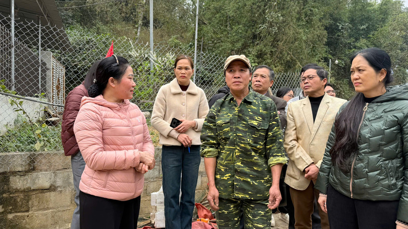 Lãnh đạo Ủy ban Mặt trận Tổ quốc Việt Nam tỉnh Bắc Kạn kiểm tra, nắm nhu cầu xóa nhà tạm tại huyện Na Rì. (Ảnh: HƯƠNG LAN)