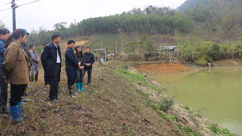 Lãnh đạo tỉnh Bắc Kạn kiểm tra tình hình tích nước một hồ chứa thủy lợi tại xã Cư Lễ, huyện Na Rì. (Ảnh: NGỌC TÚ)