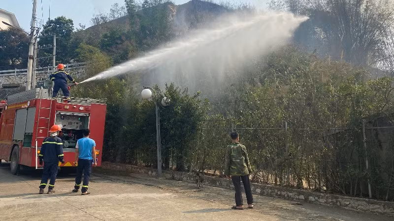 Cảnh sát phòng cháy, chữa cháy và cứu hộ, cứu nạn tỉnh Bắc Kạn dập đám cháy rừng tại tổ 1A, phường Đức Xuân, thành phố Bắc Kạn. (Ảnh: NHUNG HÀ)